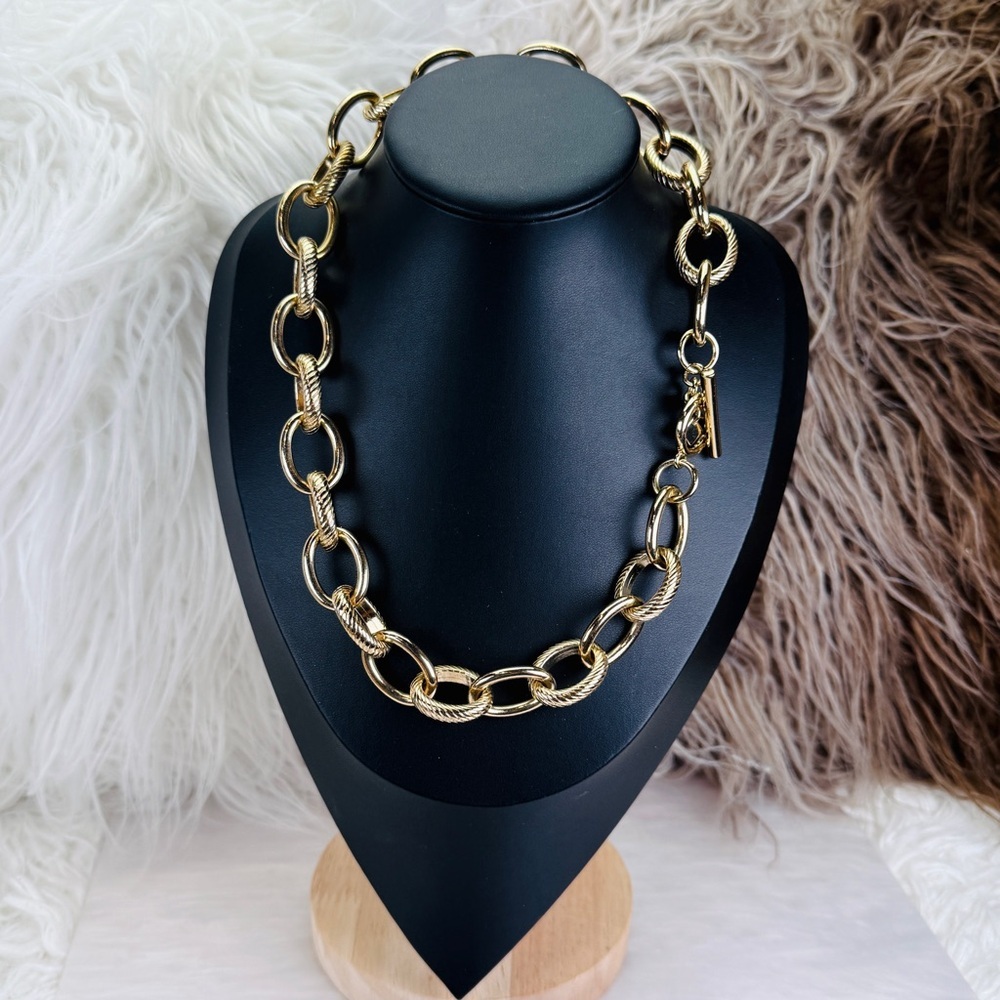 Vintage banana, republic Chunky weighted Goldtone Chain toggle closure Necklace - Picture 7 of 8